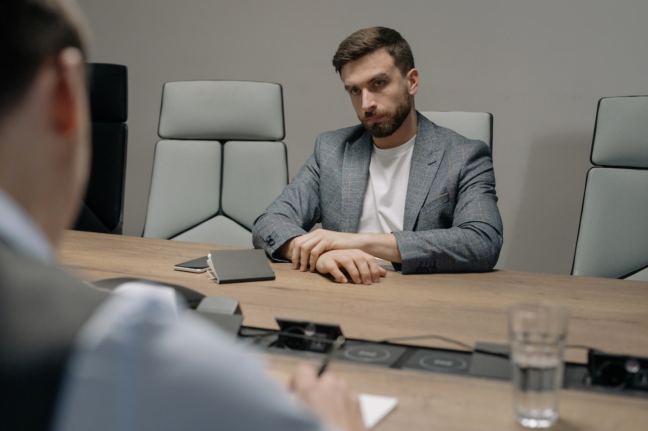 Jak rozmawiać z szefem? Jak zapytać o podwyżkę lub urlop? - MentalWin.pl